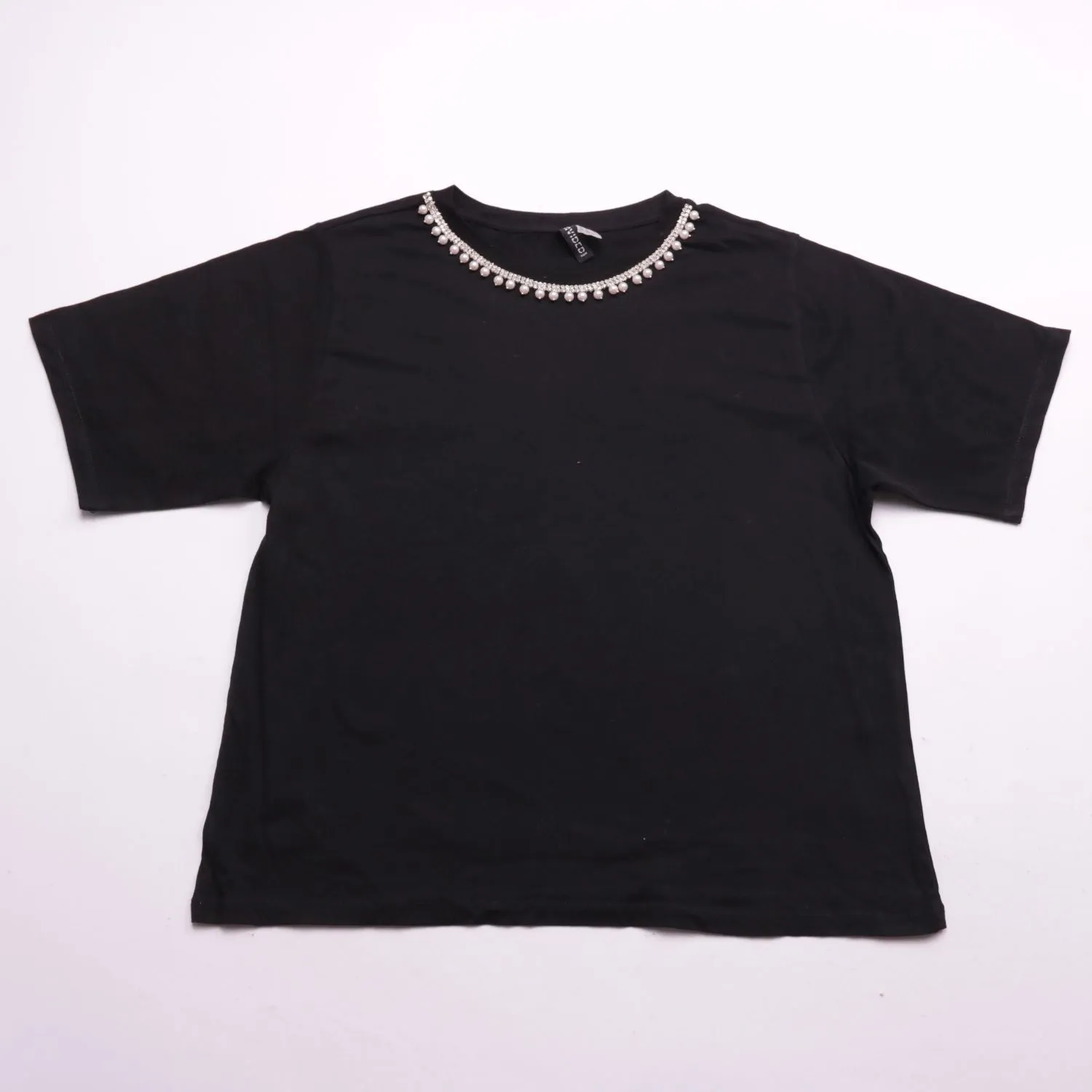 Чёрная футболка H&M с жемчужным декором, размер 46 (M)